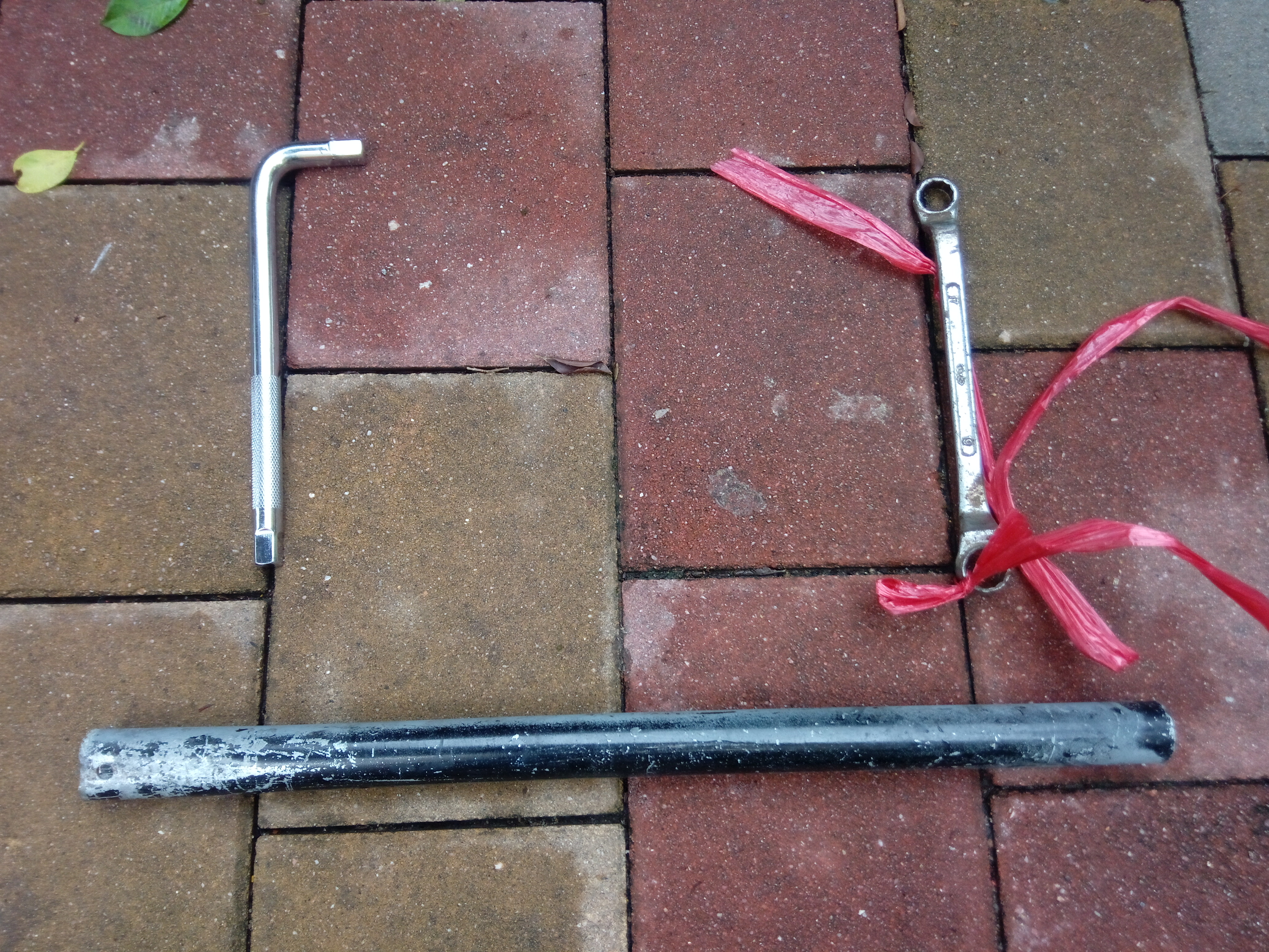 用到的工具，底下的钢管是套在扳手上用的，起到增大力臂的作用。