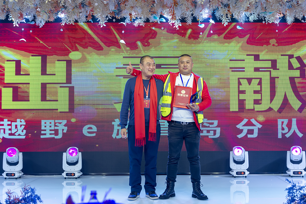 焦版给拖拉机颁奖