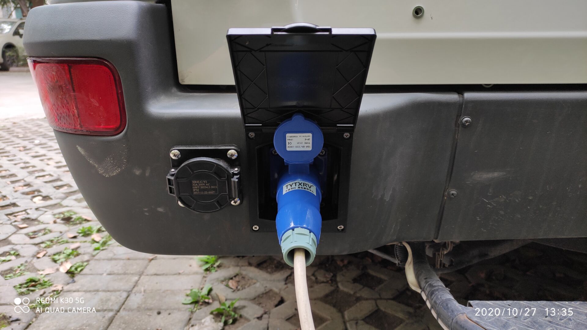 这样只破坏一个后保险杠塑料装饰板，淘宝75元就可以买一个。不伤车子