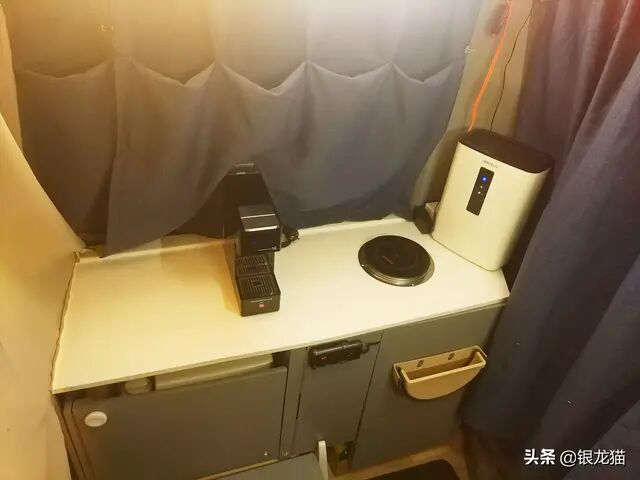 后面的咖啡机，电磁炉，除湿机等。下面是户外双眼气炉子，移动马桶，洗衣机，等等等 ...