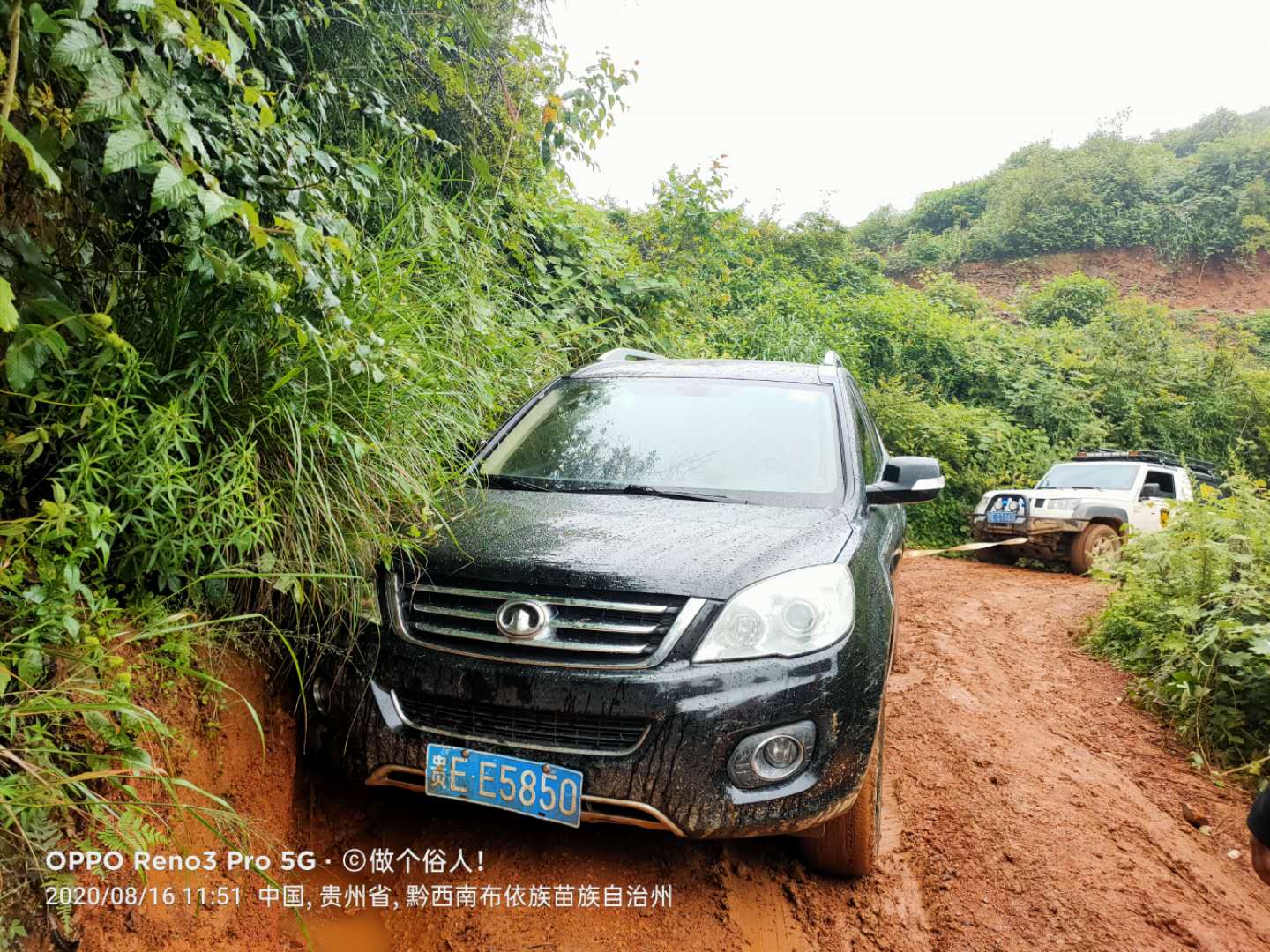 早上湿滑的路面童鞋们都互相帮助着前进