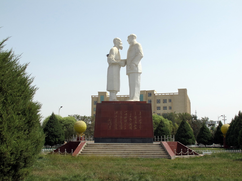 库尔班大叔与毛主席的塑像。