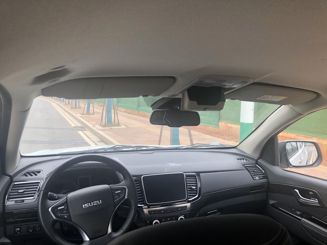 要说内饰设计确实一般般，不过用料倒是挺厚道，接缝处理不粗糙，而且呢各种按键分布合理，用起来很顺手。 ...