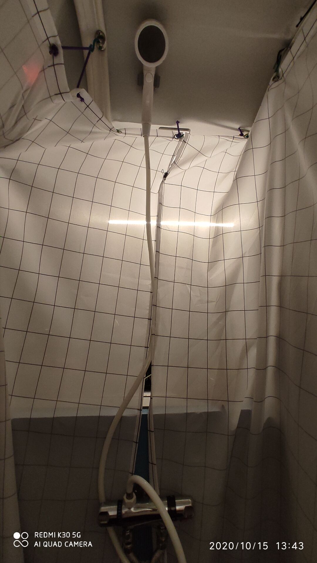 挂上浴帘洗澡的样子