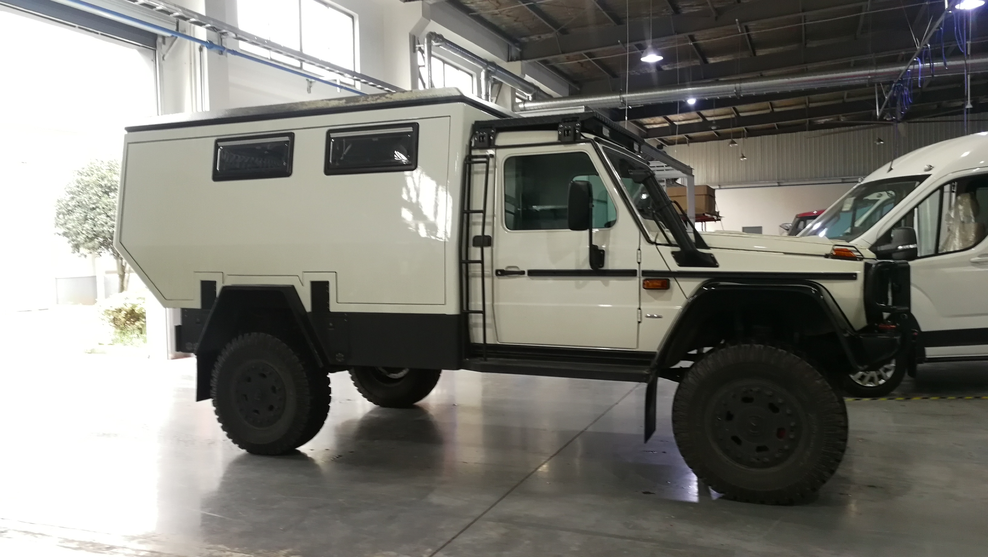 这车从武汉来的，这个车原先是个半成品，车主希望我能够帮收尾。
这是第一次来，是来认识一下，看看能不能 ...