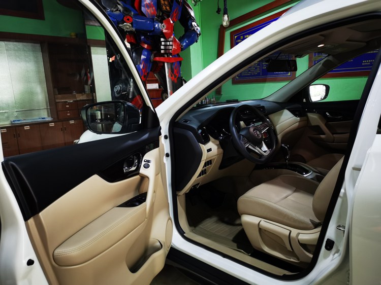 改装方案解析：用隔音材料对车门进行隔音，处理器部分安装一台欧迪臣Bit nove 9路处理器，前声场安装TOMCLU ...