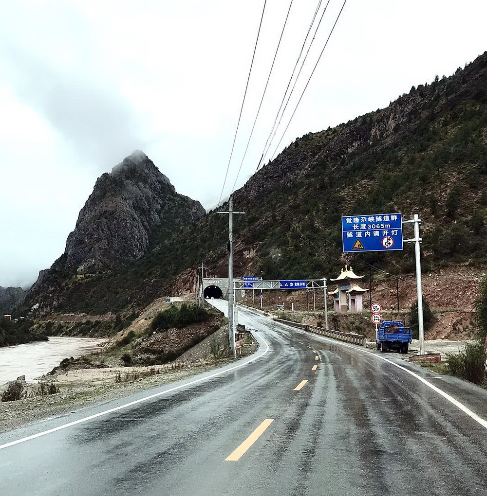 3觉隆尕峡隧道群.jpg