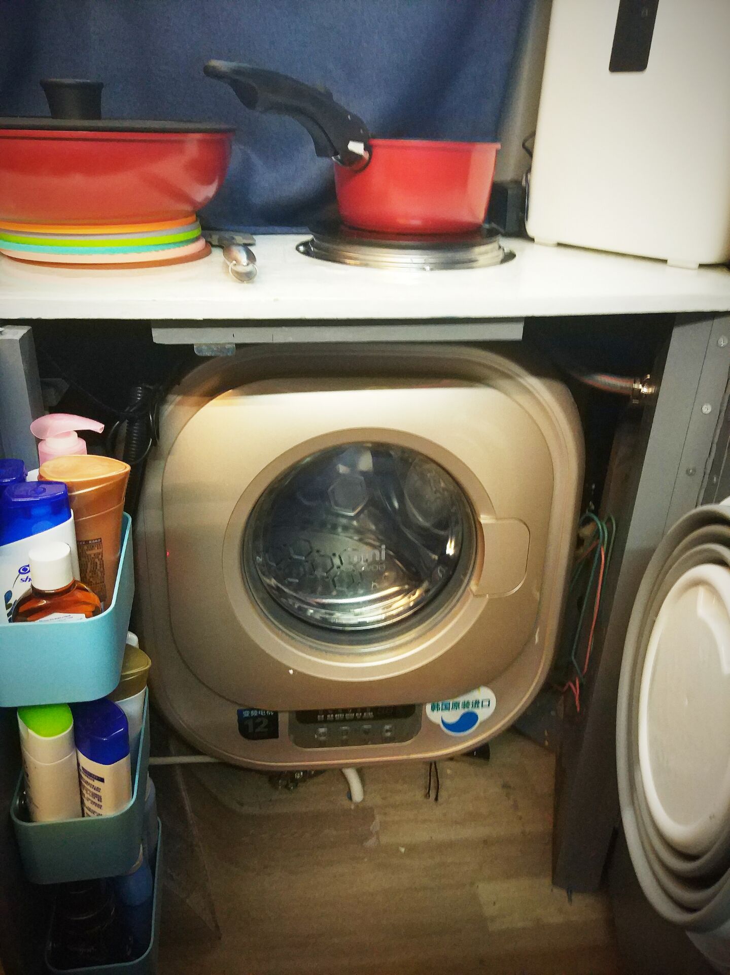 车里洗衣机。洗完澡。就把脏衣服当场洗了。夫妻2个人躲在卧室看美剧， 洗好衣服。挂后面卫生间里晾干。 一 ...