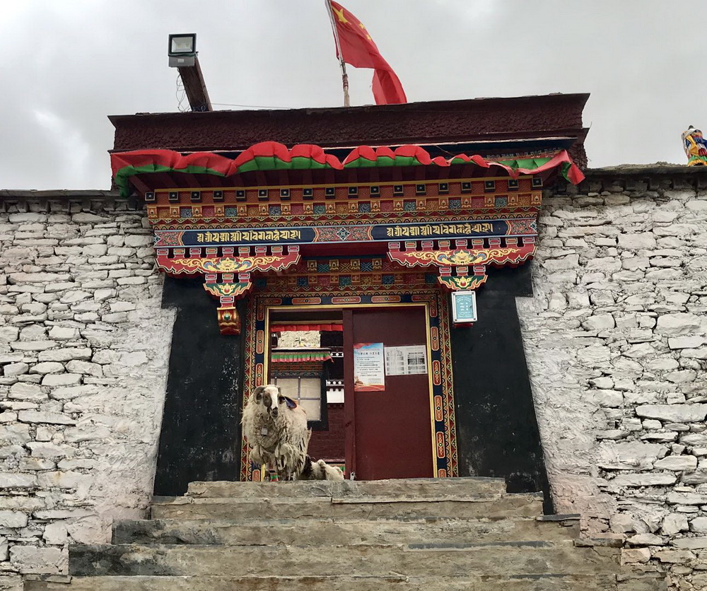 绒布寺大门。