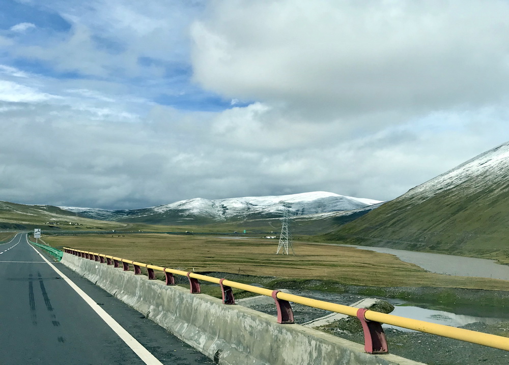 途中时时能看到扎曲河的身影。