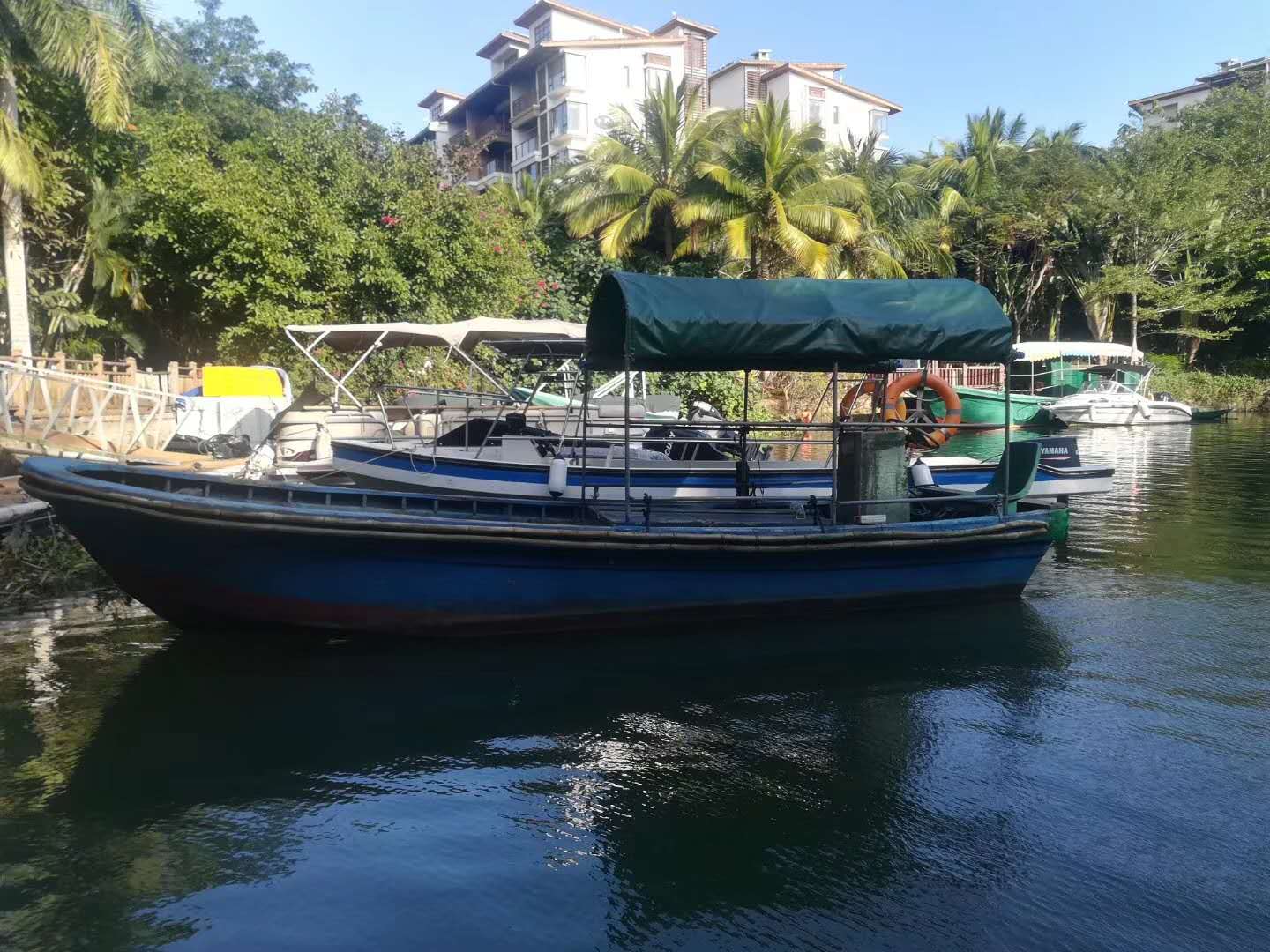 出海的船最好不要遮阳棚，加大风阻，还不见得能遮住太阳，基本上白花钱！全下来1万人民币！ ...