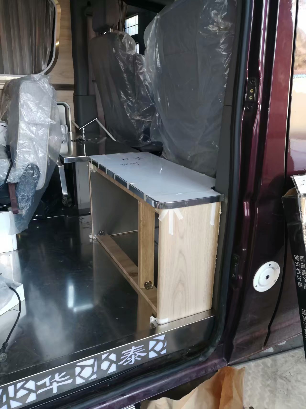 这是台面加上去的效果，同时前方的升降桌也要可以降到和鞋柜同样的高度，它也是第二张床的一分子。 ...