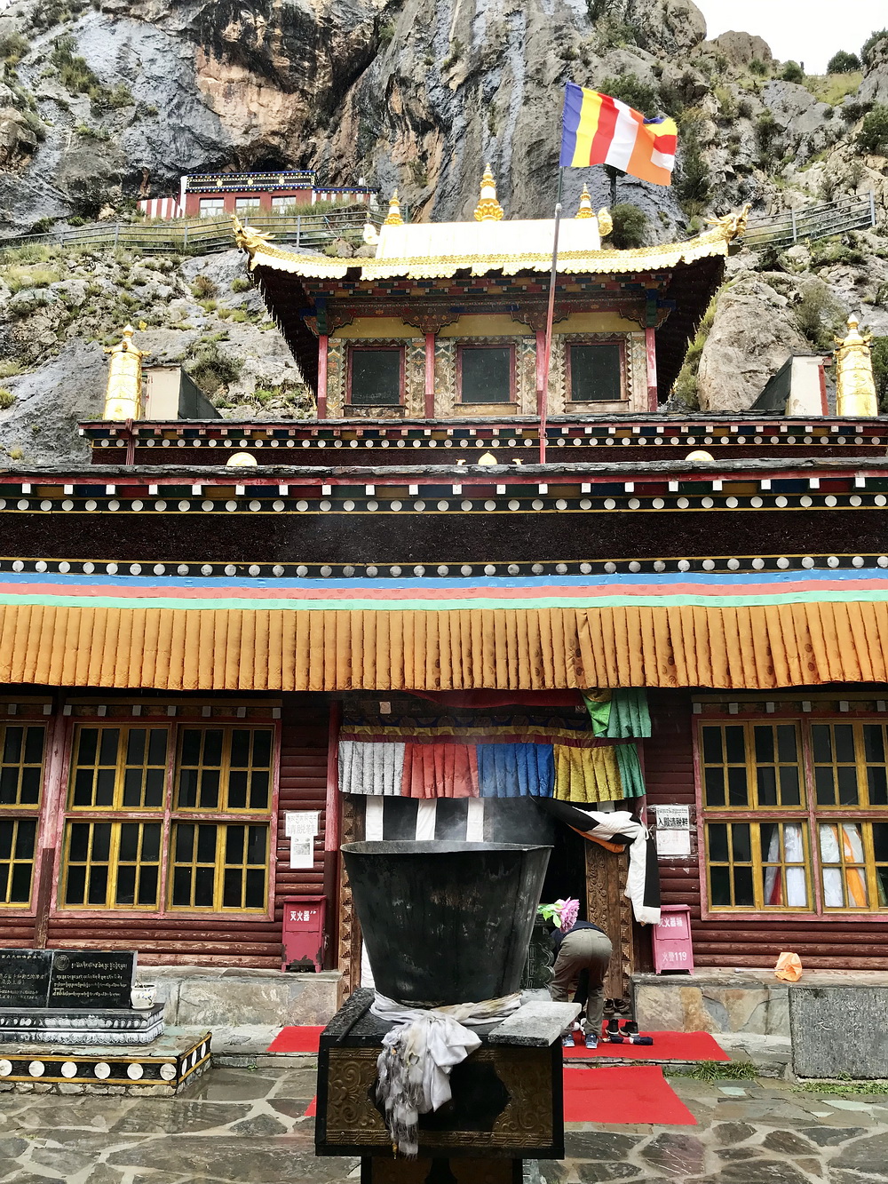 寺庙庭院及主殿。