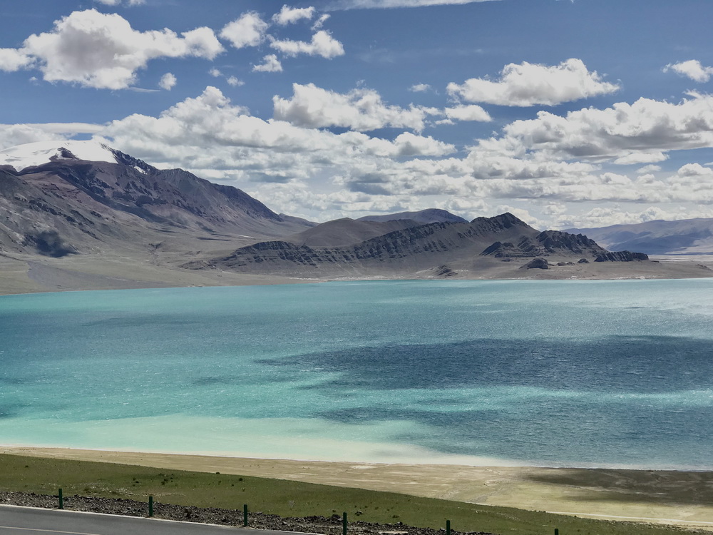 当穹错浅水区的翡翠色。