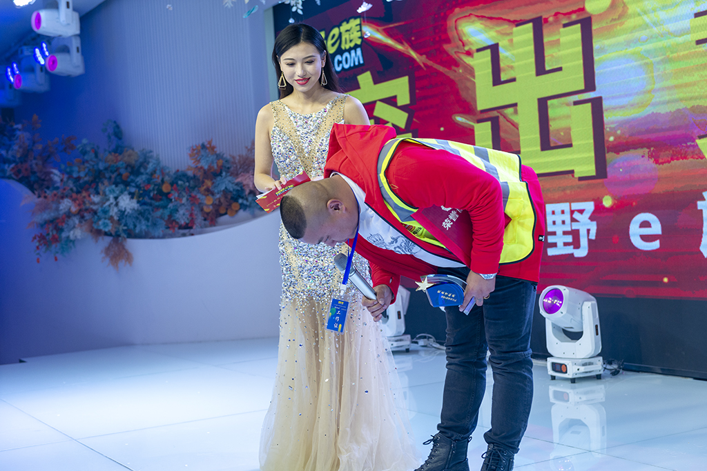 深深一躬