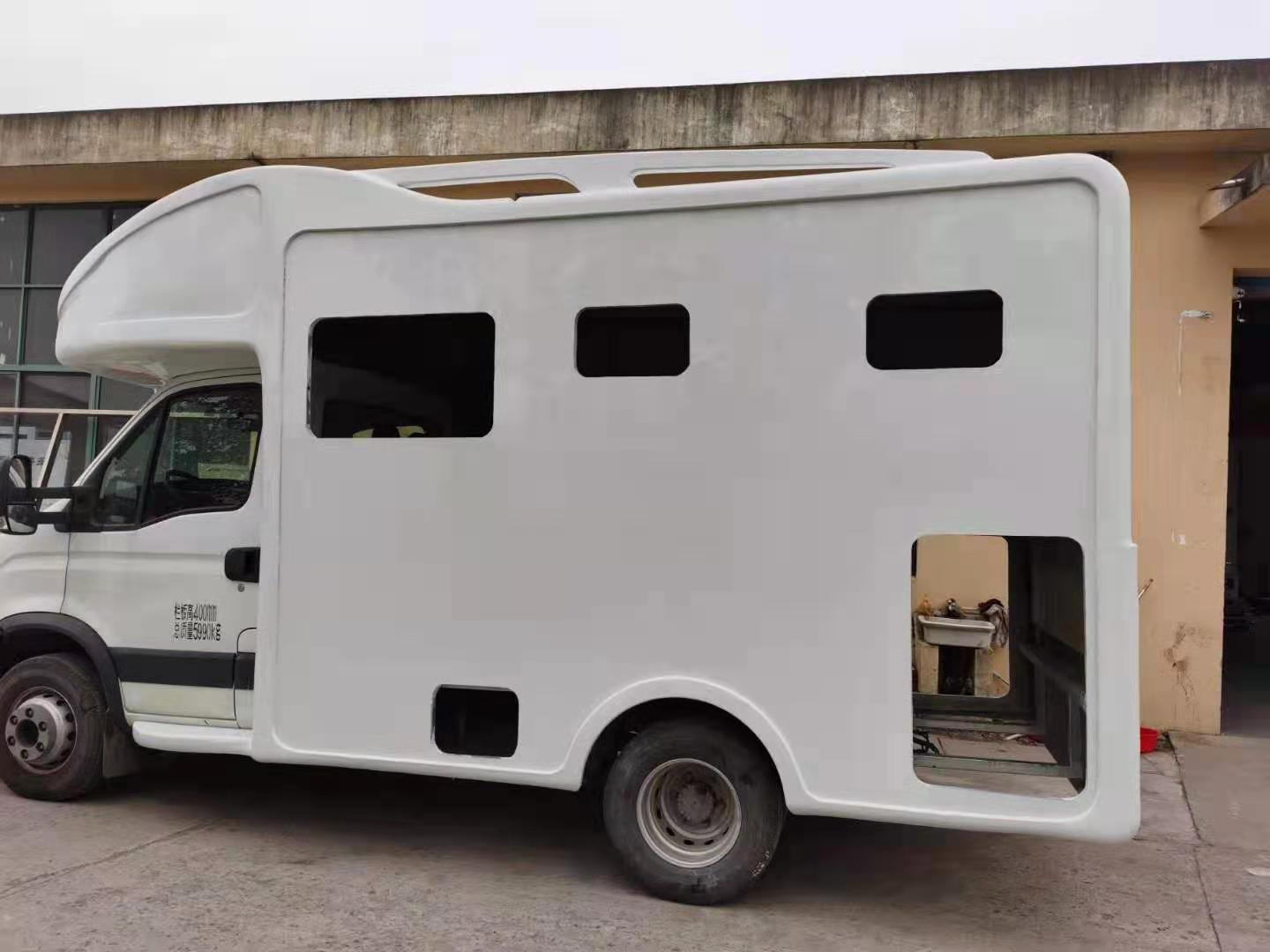 箱体采用三明治版   隔热性能好一点   也可以定做铝三明治箱体