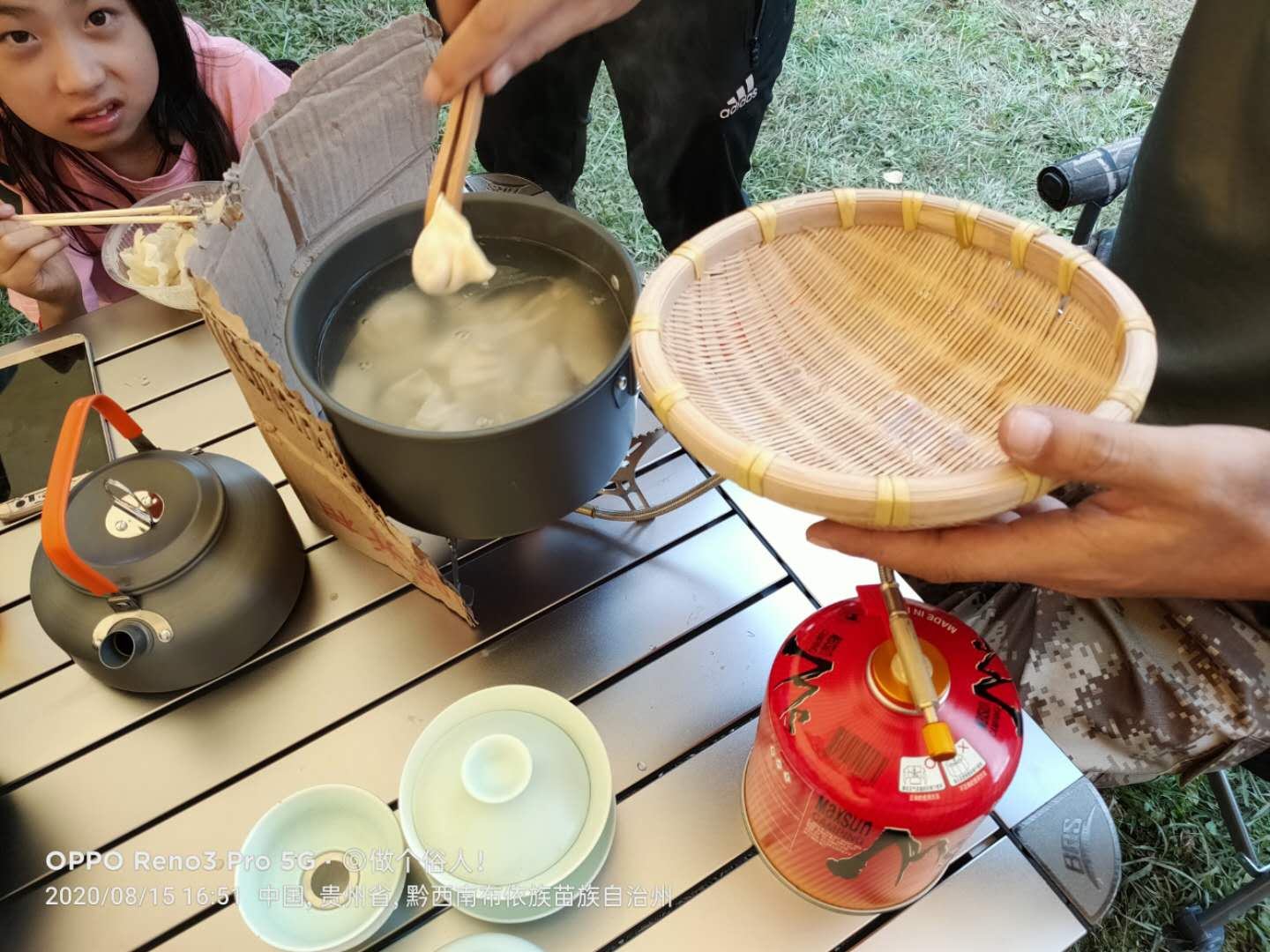 美味的饺子冒着腾腾的热气出锅，童鞋们围在桌子周围等着享受着美味