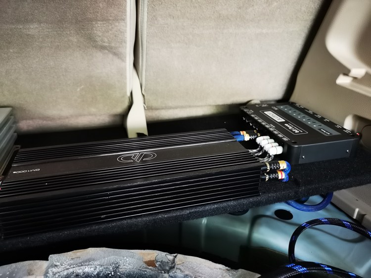 驱动声场喇叭、超低音的四路功放和单路功放安装在座椅下方，还原最真实的音乐世界。 ...