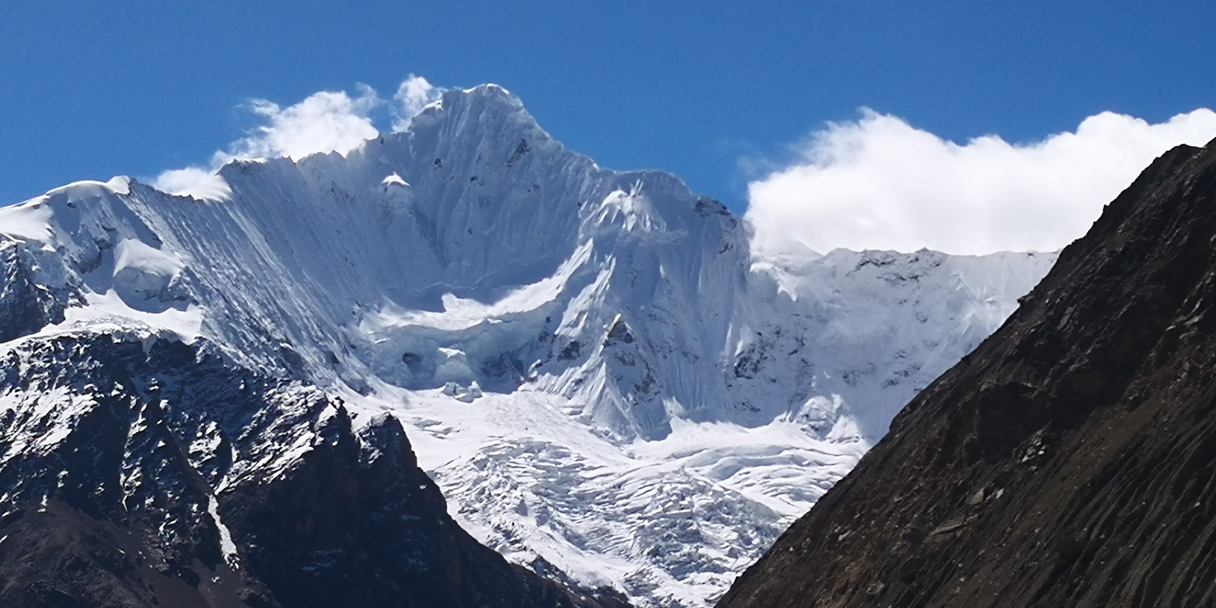 冰川湖左侧沟内雪山.jpg