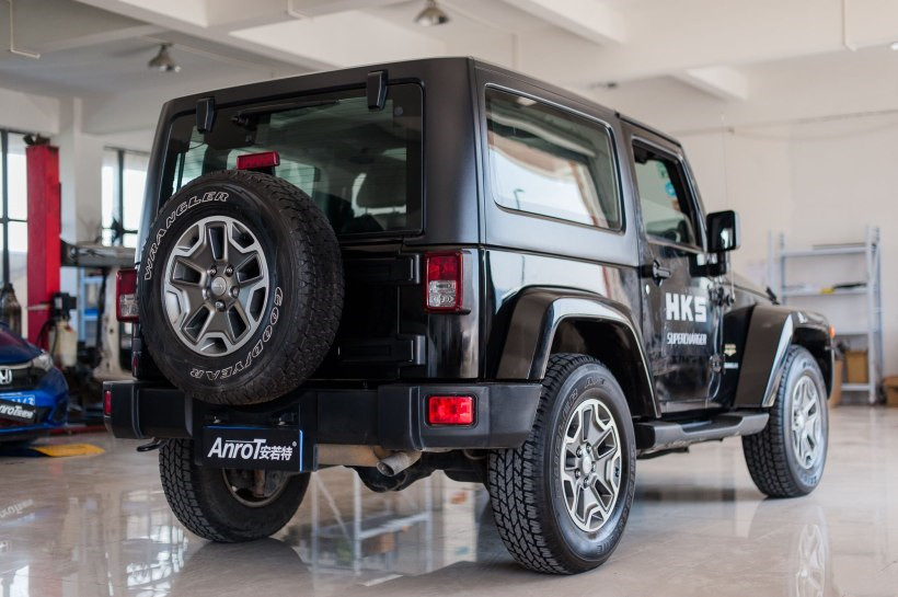 油箱盖同样是外露的，好在有个机械钥匙锁。