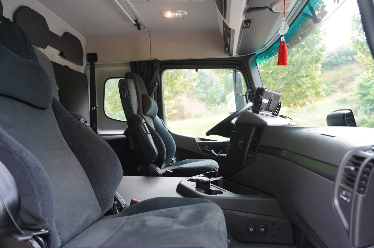 特别值得说一说的是主、副驾驶座椅，这个奔驰引以为傲的拥有18项功能的气动座椅，让你在驾驶中可以享受到座 ...