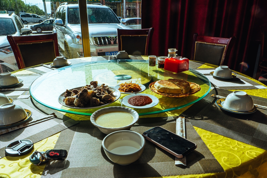 晚上住在80公里以外的多伦，次日的早晨规格稍高，剩下羊腿打包当午饭。给车友们一个小惊喜搜索工众号(手腕 ...