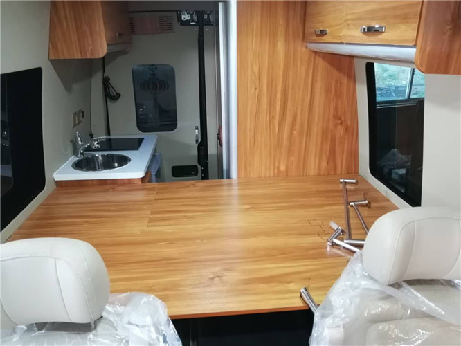 床板是活动的，需要座时床板就可以收起来。