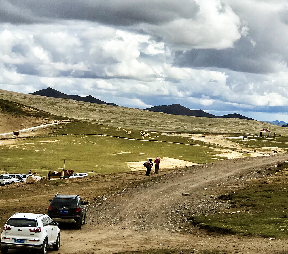 驾车寻找景区内的其它泉眼。