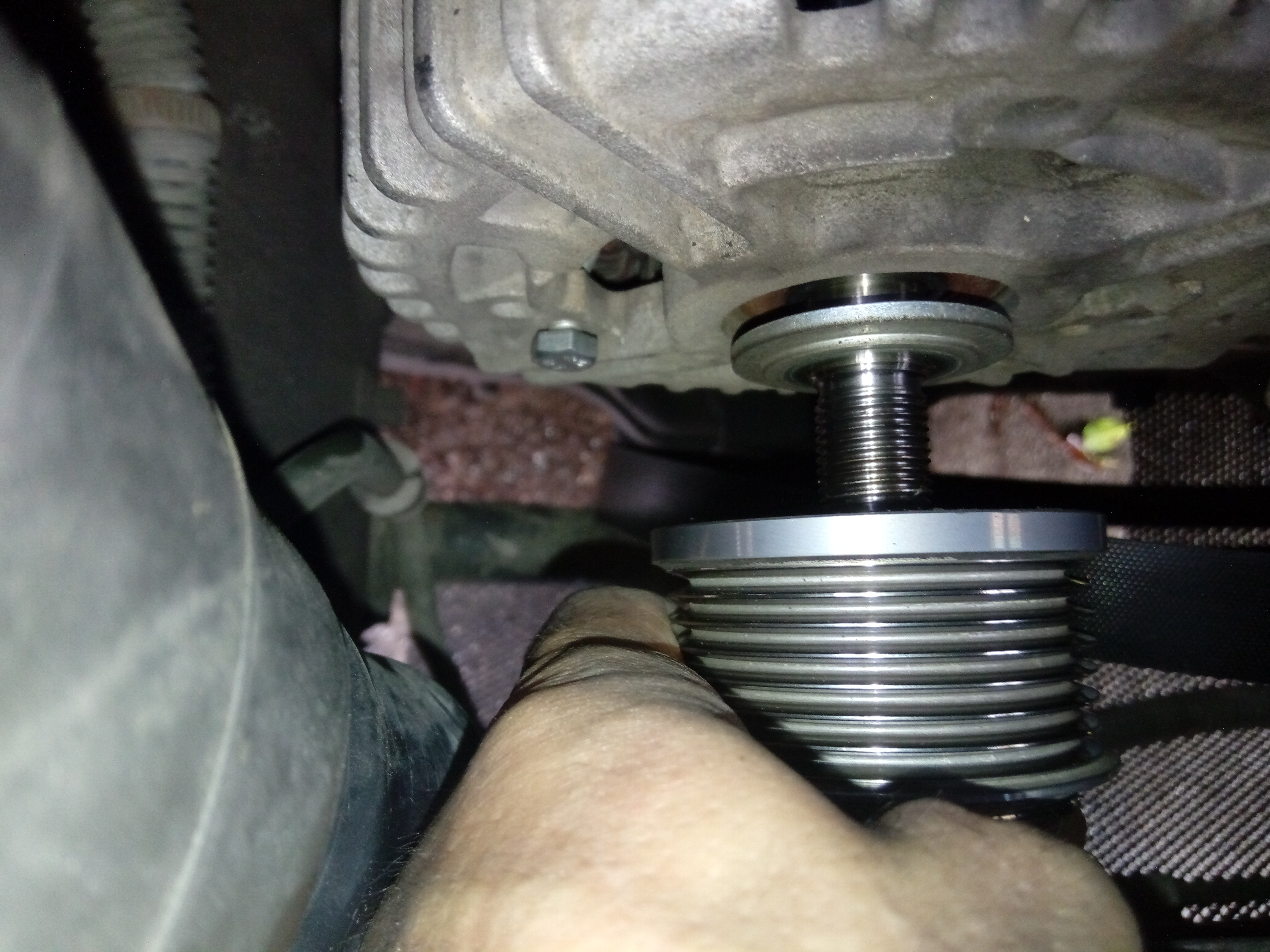 单向轮被拧松了之后用手就可以把它拆下来了。