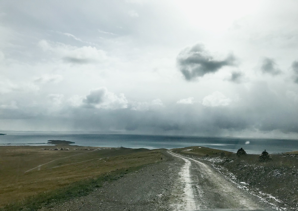 鄂陵湖畔的措哇尕什则多卡寺。