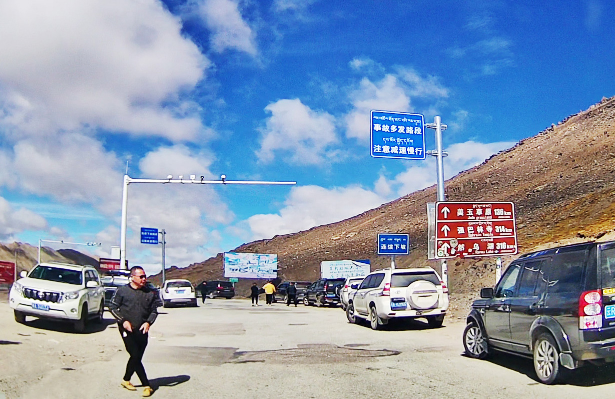 没算过绕过多少道弯儿，登顶后如释重负，紧接着下山环线又将临