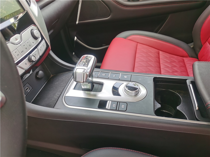 四辐式的多功能方向盘，加上中间九英寸的中控液晶屏以及游艇式的换挡把手，感觉真的既科技又时尚。 ...