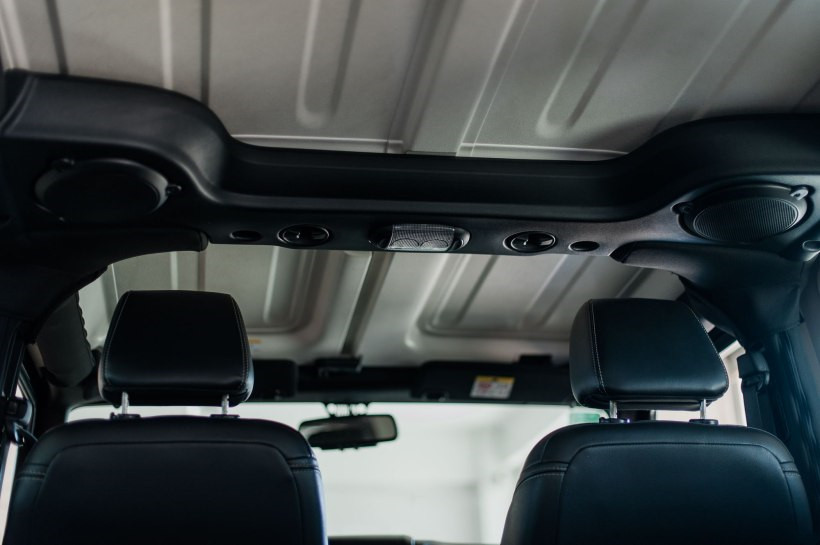 前排两块盖板的拆卸无需工具，只需徒手拉开六个卡扣，拧下两颗螺丝即可。 ...