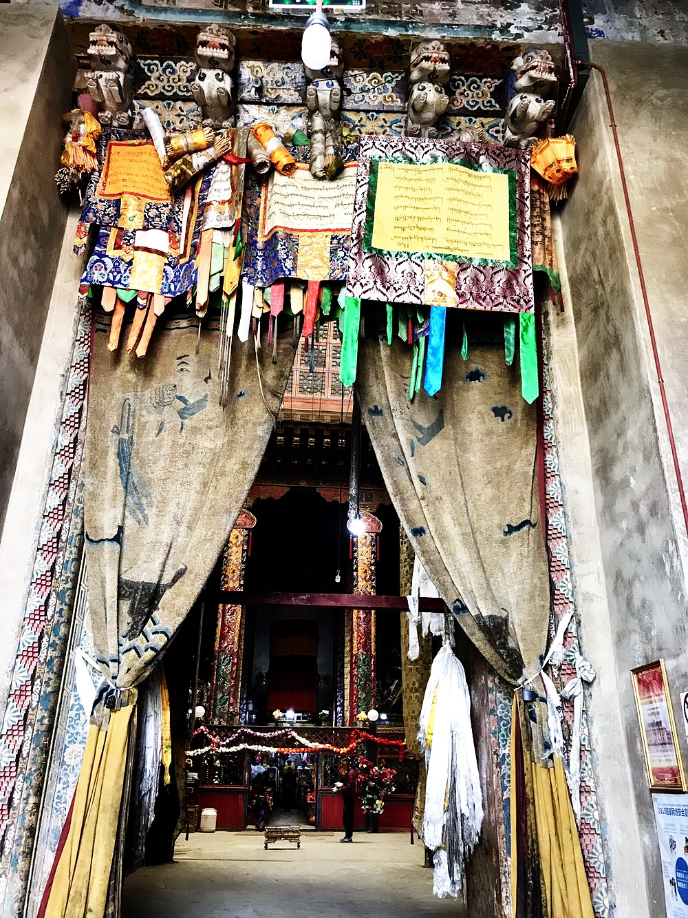 大堂帷幕。