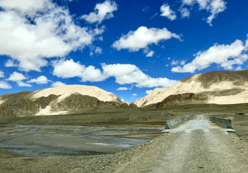 跨越打牙勒村的小河。