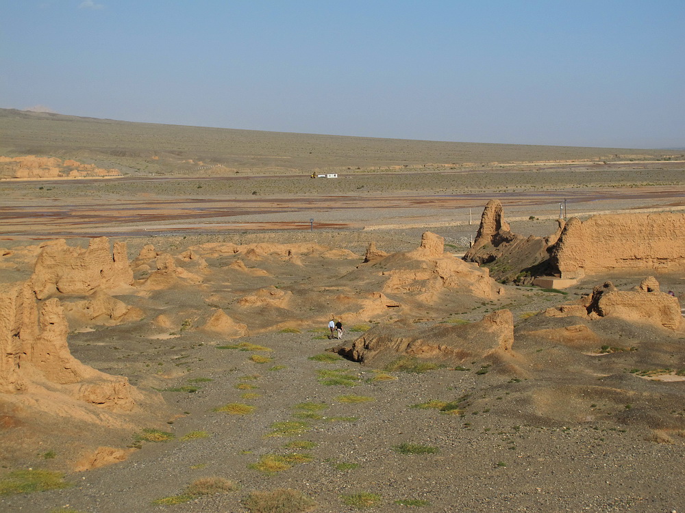 库车河流经古寺，将古寺分为东、西两寺。