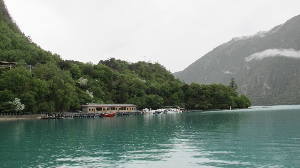 工布江达巴松错，湖面翡翠一样的绿色。