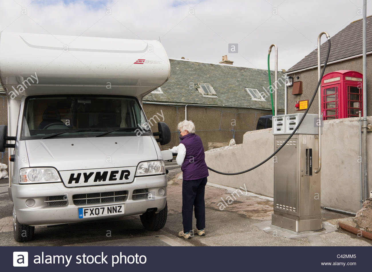 hillswick-shetland-islands-scotland-uk-woman-refueling-a-motorhome-C42MM5.jpg