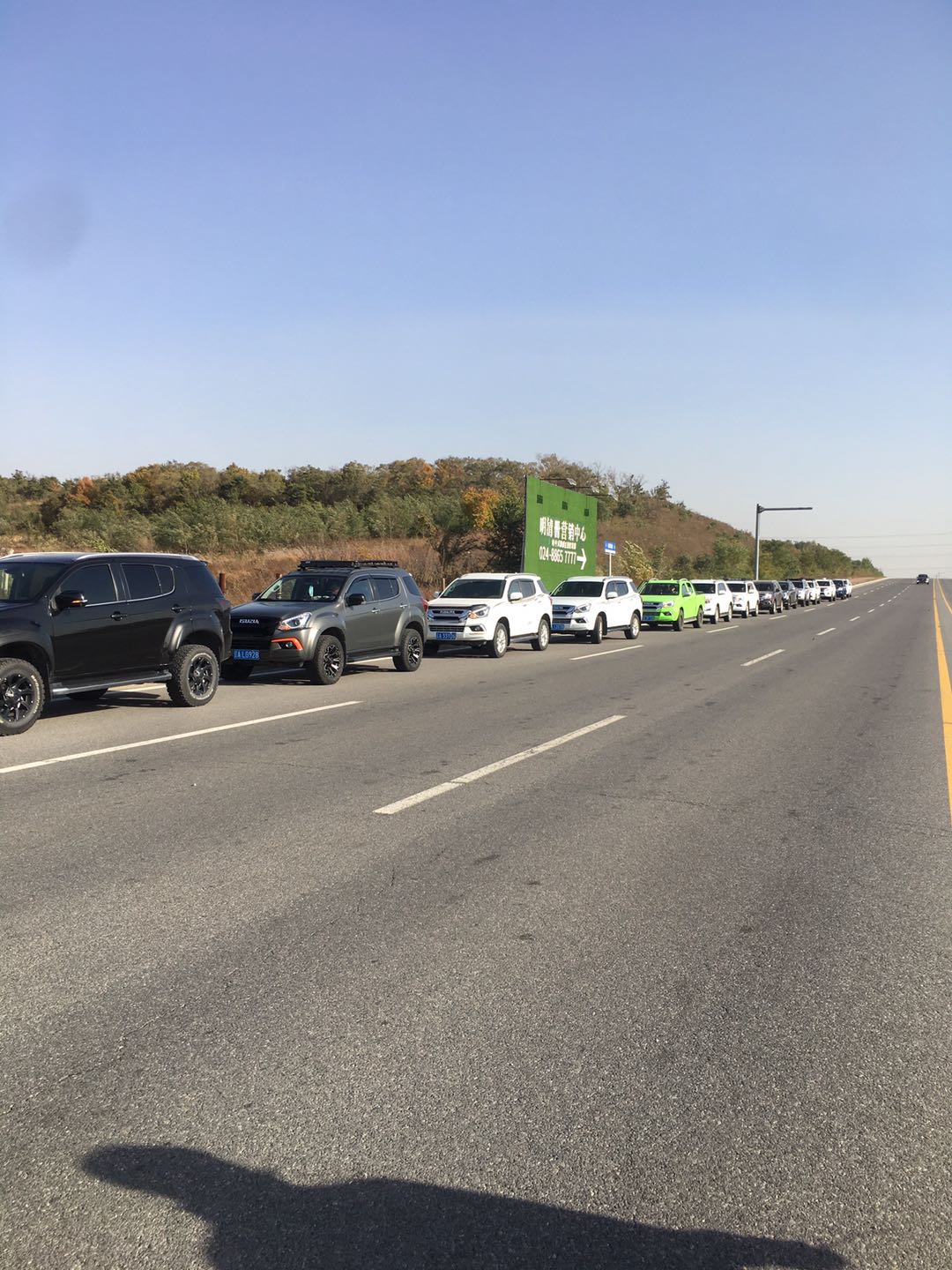 从越野场地出来集合准备出发到宿营地