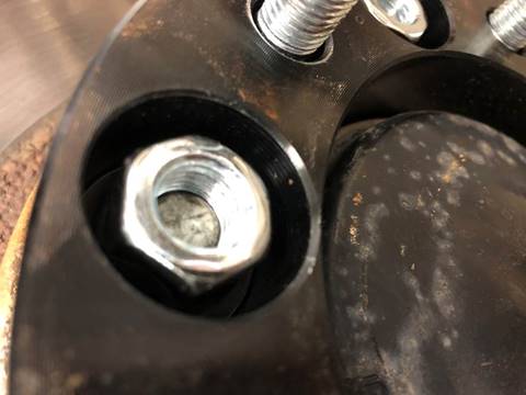 螺母只有一半装上了，是不是有问题？