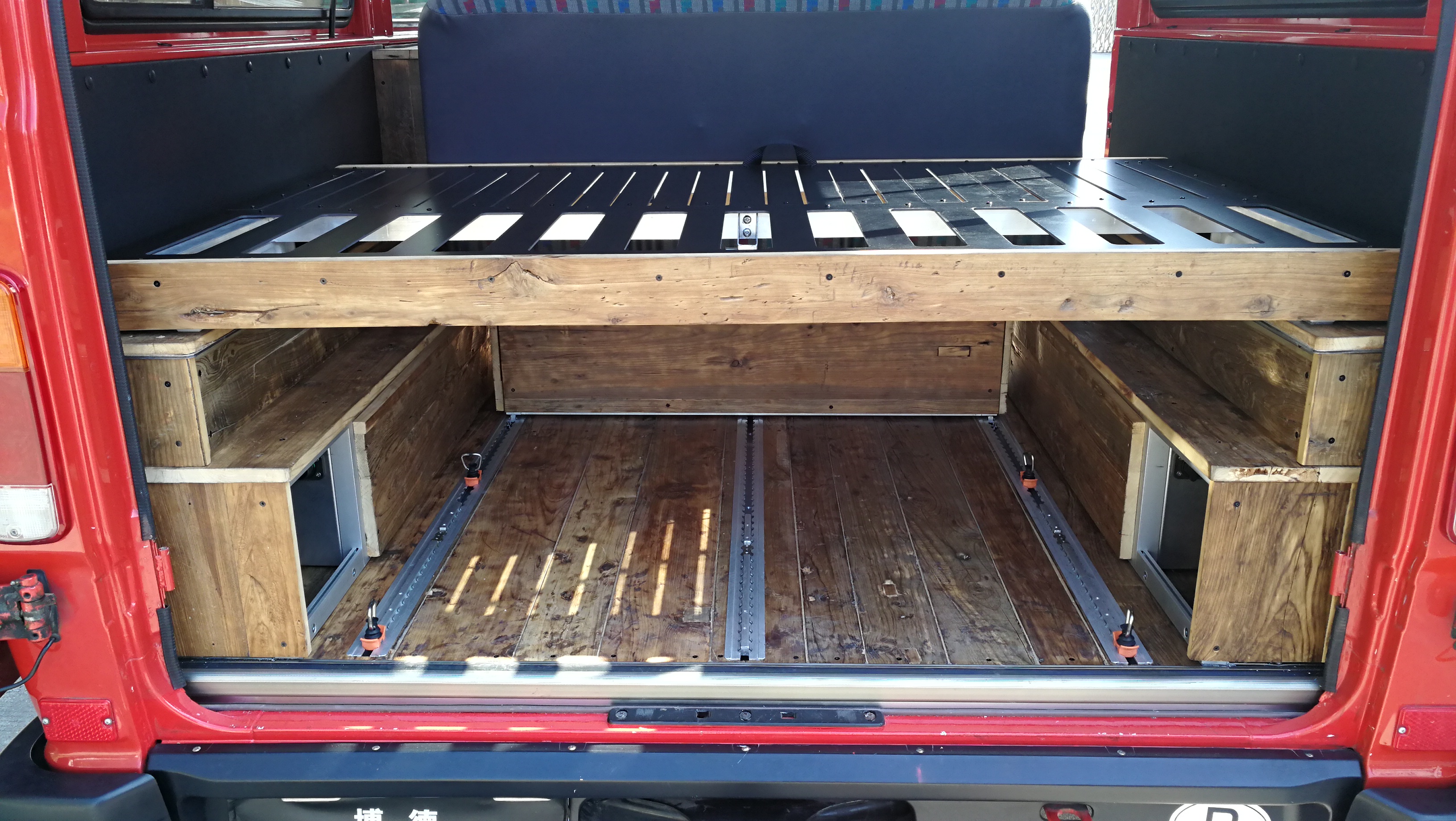 低位模式适合，东西不多，又需要在床上能够坐起来的时候。轨道是多功能的，也可以配上快装挂钩用来固定货物 ...