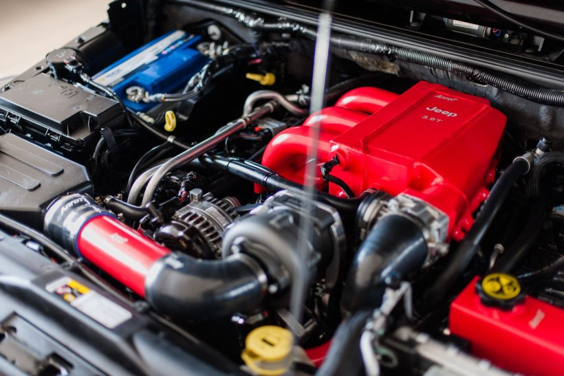 原厂的3.6L V6最大马力为284匹，最大扭力347牛米。在这套HKS离心式机增的加持之下，最大马力397匹，最大扭 ...