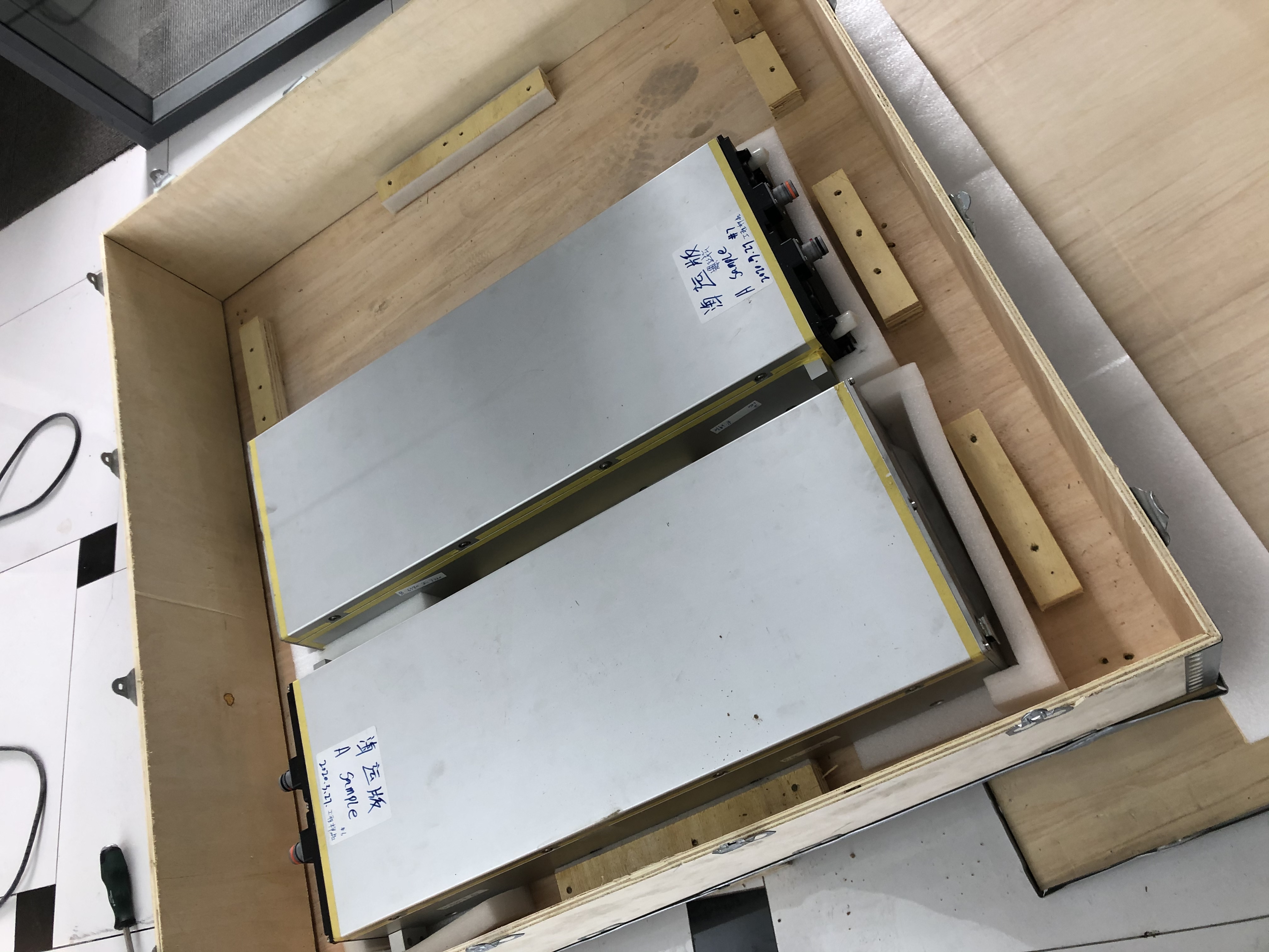 每块3度电，60v左右，内部是2并24串。单节23ah