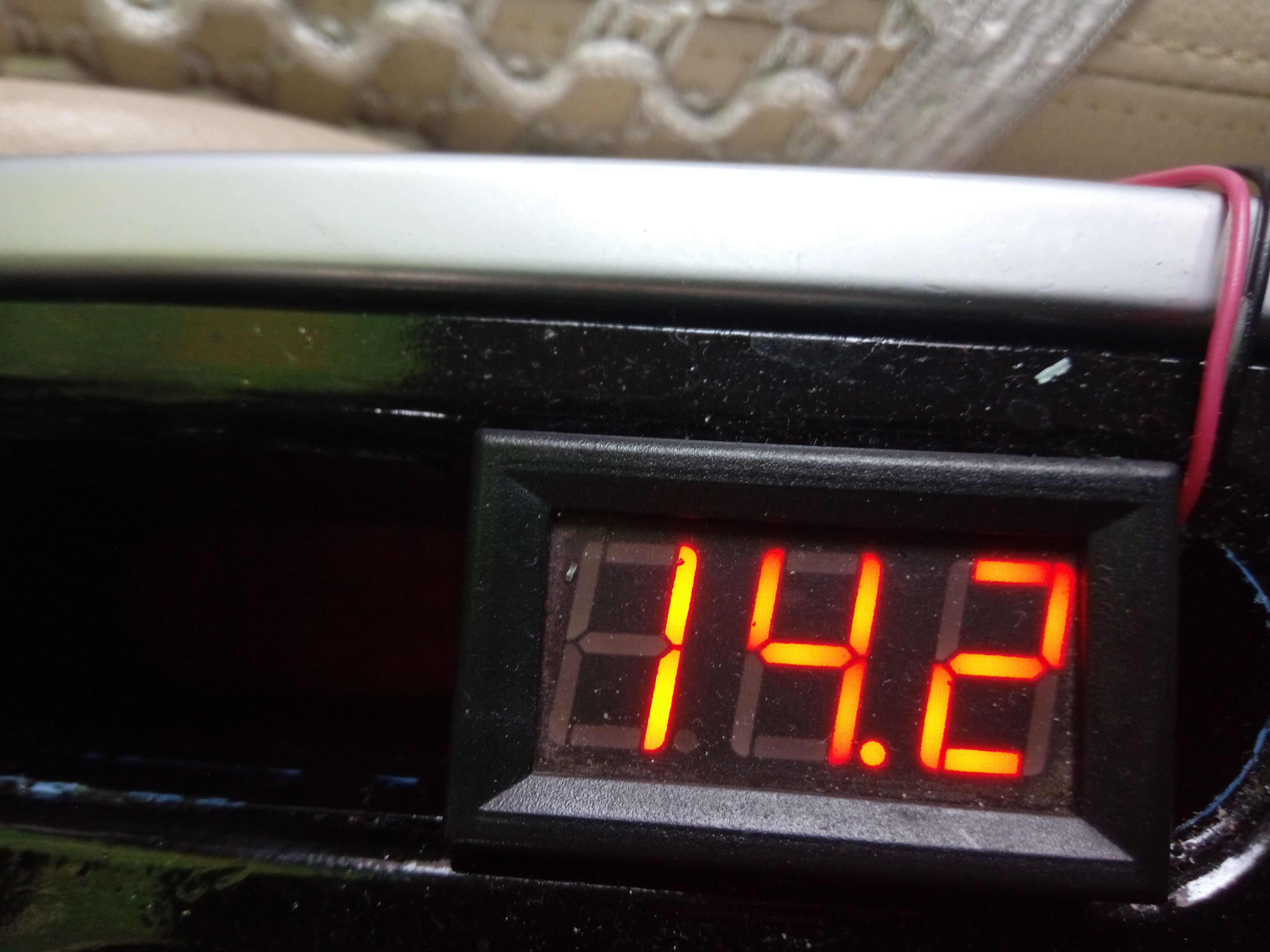 之前发电机单向轮坏了时候，我这个车载电压表，在13.9V--14.1V之间跳动。现在换了发电机单向轮，电压就一直 ...