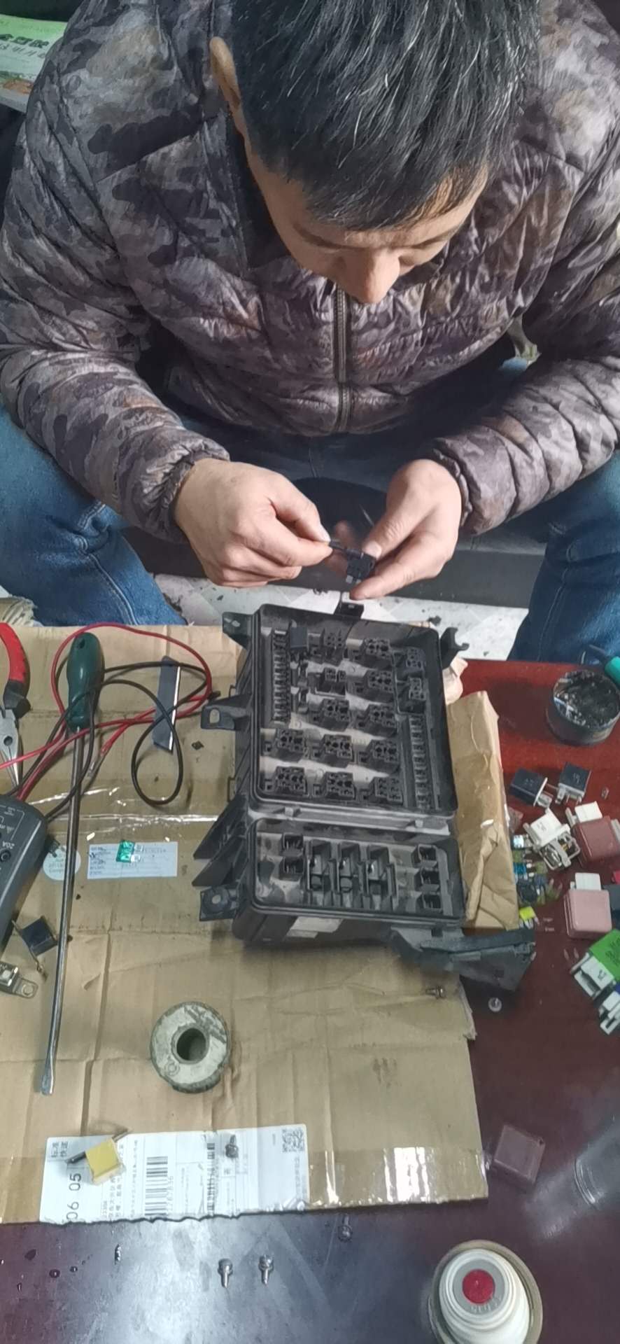 保险盒里有两处坏了，这种件不好配也为了省些银子自己焊个保险底座