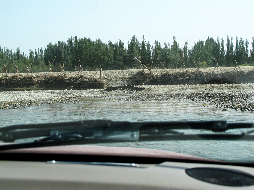 冒险涉水通过提孜那甫河。