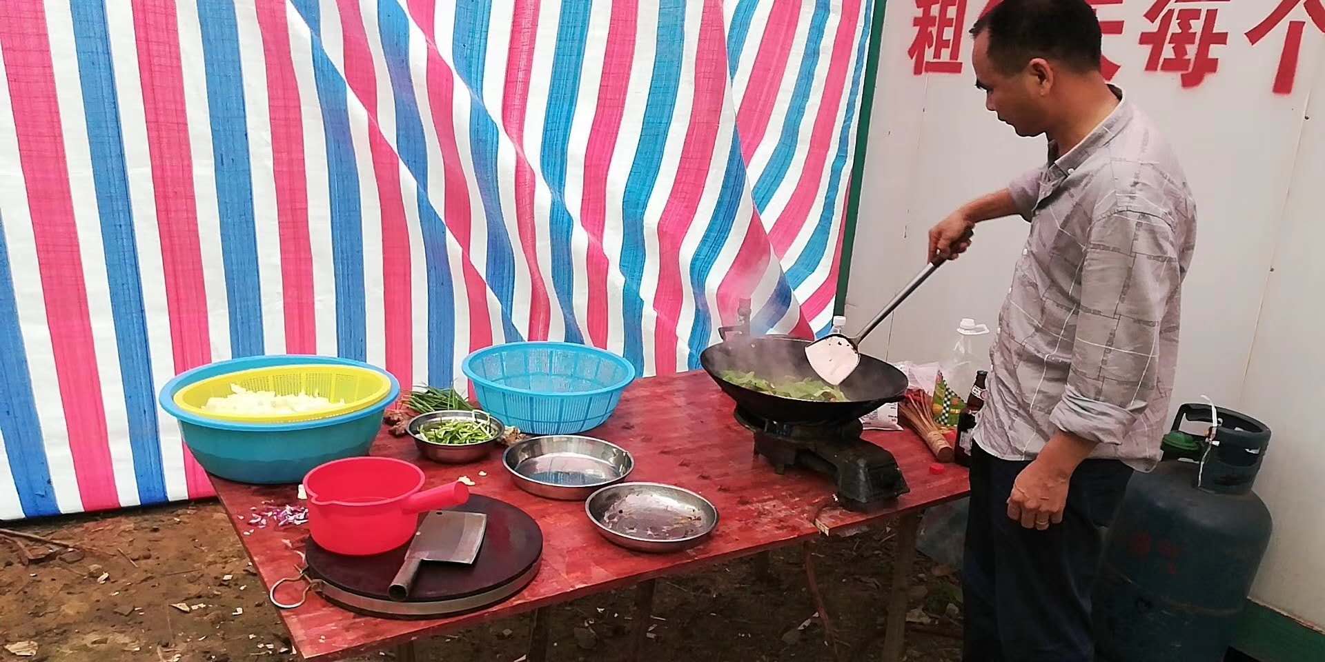 老师傅开挖机是高手，下厨也有一手
