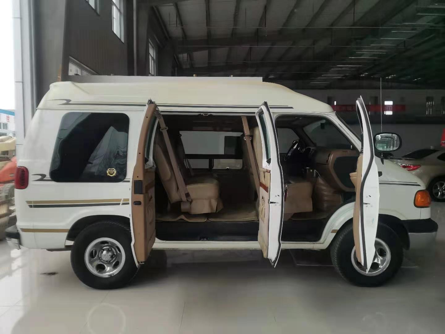 单侧对开门设计提供比较宽大的出入空间。