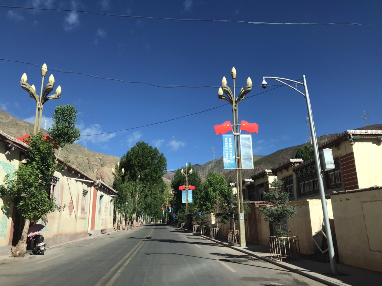 察雅-干净整洁的街道。
