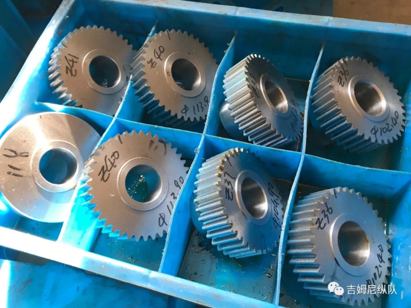 过程是先拆解分析分动箱体、相关齿轮，测绘所有零部件，然后重新设计、模拟、造型、验证，过程大概持续了两 ...